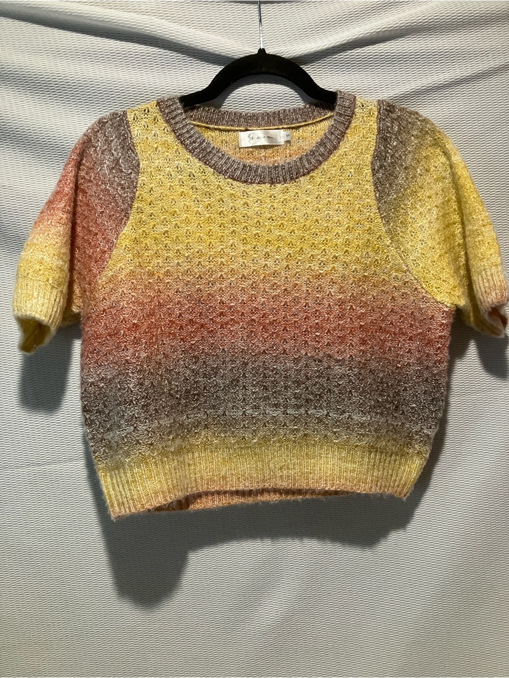Short-Sleeve Gradient Crewneck cropped Sweater in Yellow Multicolor